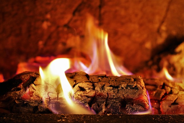 関西で暖炉や薪ストーブの設置をお考えならオーダーに応じた施工を行う【ハースクラフト株式会社】へ